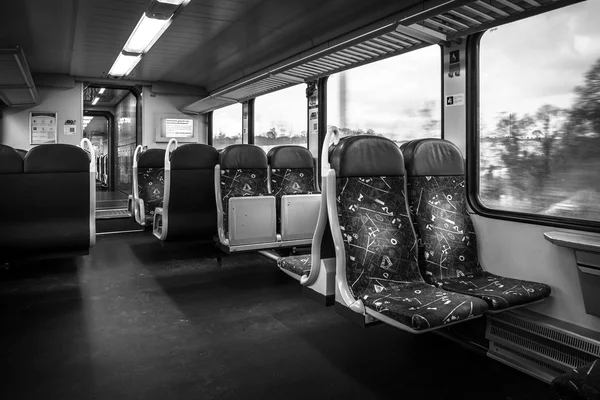 Un tren de pasajeros. El interior de un carro de segunda clase —  Fotos de Stock