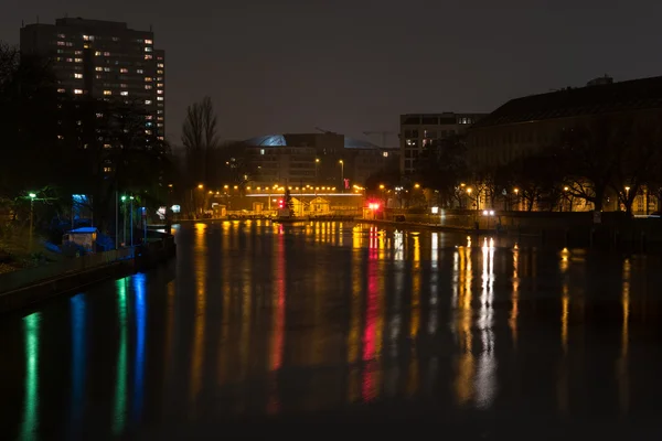 The Gateway to the River Spree. Berlin at night. — Stock Photo, Image
