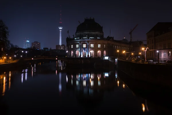 Bode Museum v noci. Státní muzeum umění. Nachází se na ostrově muzeum. — Stock fotografie