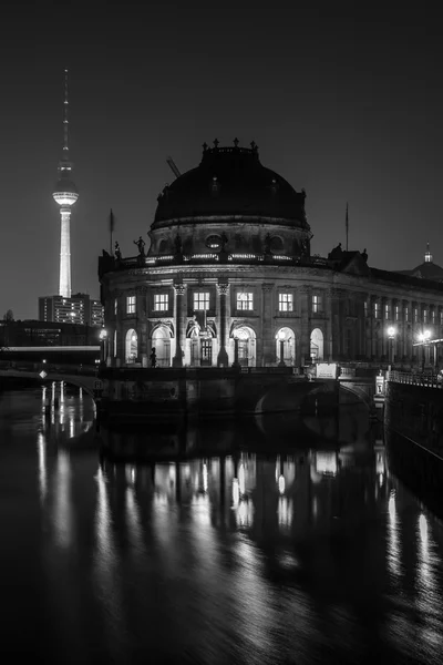 Bode Museum v noci. Státní muzeum umění. Nachází se na ostrově muzeum. Černá a bílá. — Stock fotografie