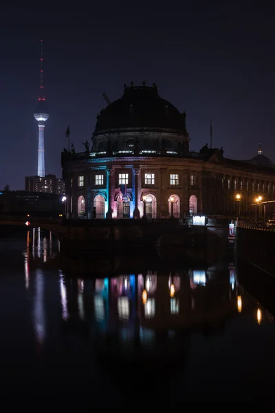 O Museu Bode à noite. Museu de Arte do Estado. Localizado na Ilha do Museu . — Fotografia de Stock