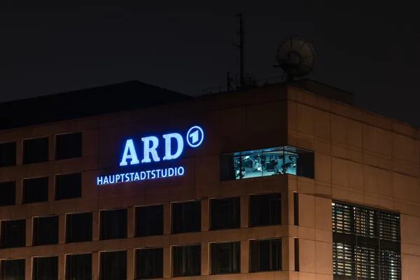 Sede - ARD (Consórcio de organismos de radiodifusão de direito público da República Federal da Alemanha) na iluminação nocturna . — Fotografia de Stock