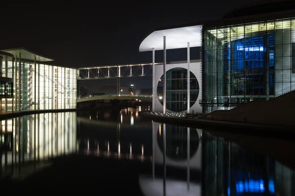 The complex of buildings in the government quarter (Regierungsviertel). Marie-Elisabeth-Lueders-Haus and Spree river at night. — Stock Photo, Image