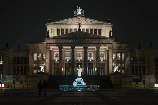 Концертный зал Konzerthaus Berlin - это концертный зал, расположенный на площади Жандарменмаркт в центральном районе Берлина Митте при ночном освещении. . — стоковое фото