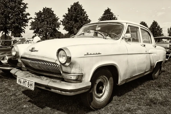 PAAREN IM GLIEN, ALEMANIA - 19 DE MAYO: Automóvil soviético de tamaño mediano GAZ M21 Volga, (blanco y negro), "The oldtimer show" en MAFZ, 19 de mayo de 2013 en Paaren im Glien, Alemania —  Fotos de Stock