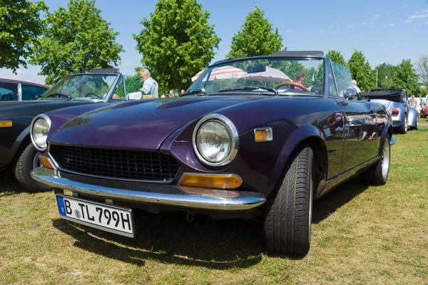 Paaren im glien, deutschland - 19. mai 2013 in paaren im glien, deutschland: italienisches zweitüriges cabrio fiat 124 sport spider, "the oldtimer show" im mafz — Stockfoto