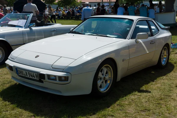 PAAREN IM GLIEN, ALEMANIA - 19 DE MAYO: Un coche deportivo, un coupé de dos puertas Porsche 944, "The oldtimer show" en MAFZ, 19 de mayo de 2013 en Paaren im Glien, Alemania — Foto de Stock