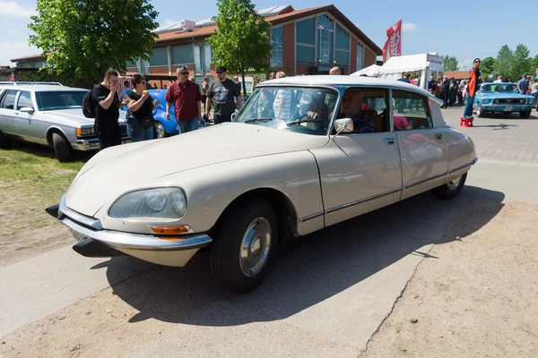 PAAREN IM GLIEN, GERMANY - MAY 19: Mid-size luxury car Citroen DS, "The oldtimer show" in MAFZ, May 19, 2013 in Paaren im Glien, Germany — Stock Photo, Image