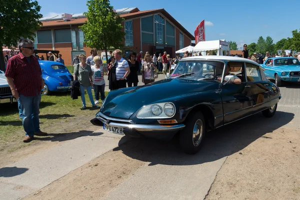 PAAREN IM GLIEN, ALEMANIA - 19 DE MAYO: Coche de lujo de tamaño mediano Citroen DS, "The oldtimer show" en MAFZ, 19 de mayo de 2013 en Paaren im Glien, Alemania —  Fotos de Stock