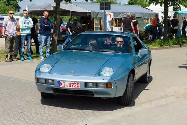 PAAREN im Glien, Tyskland-19 maj: sportbil, Porsche 928, "The Oldtimer show" i Mafz, 19 maj 2013 i PAAREN im Glien, Tyskland — Stockfoto