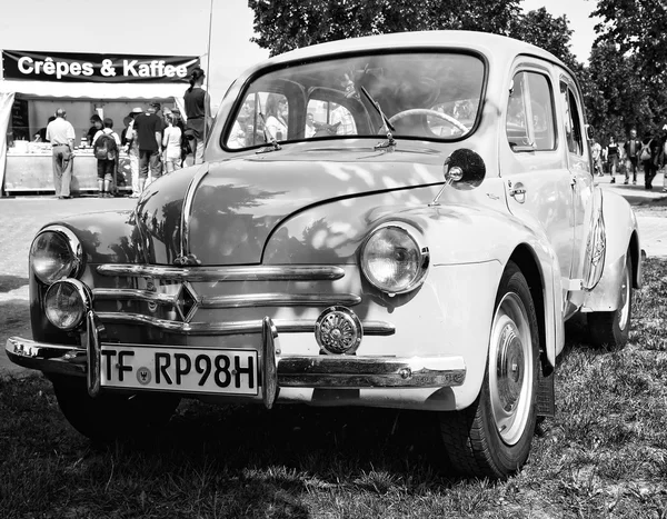 Paaren im Glien, Niemcy-19 maja: kompaktowy samochód Renault 4cv, (czarno-biały), "Oldtimer show" w Mafz, 19 maja 2013 w Paaren im Glien, Niemcy — Zdjęcie stockowe
