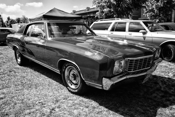 PAAREN IM GLIEN, GERMANIA - 19 MAGGIO: Personal luxury car Chevrolet Monte Carlo (bianco e nero), "The oldtimer show" in MAFZ, 19 maggio 2013 in Paaren im Glien, Germania — Foto Stock