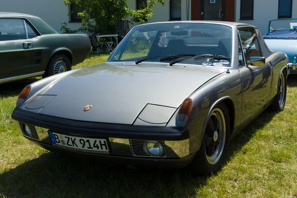PAAREN IM GLIEN, GERMANY - MAY 19: VW-Porsche 914 - a mid-engined, targa-topped two-seat roadster, "The oldtimer show" in MAFZ, May 19, 2013 in Paaren im Glien, Germany — Stock Photo, Image