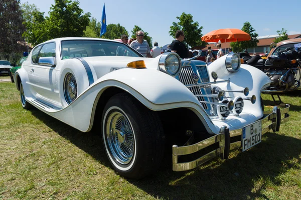 Paaren im Glien, Duitsland-19 mei: klassieke limousine in retro stijl, Ford Tiffany, "The oldtimer show" in Mafz, 19 mei 2013 in Paaren im Glien, Duitsland — Stockfoto