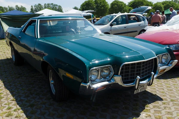 PAAREN IM GLIEN, ALEMANIA - 19 DE MAYO: Ford Ranchero 500 (Sexta Generación), 1972. El Ford Ranchero fue una utilidad coupé producida entre 1957 y 1979, "The oldtimer show" en MAFZ, Mayo 19, 2013 en Paaren — Foto de Stock