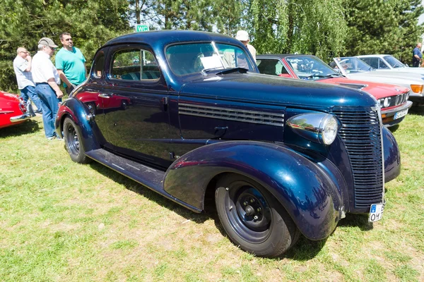 Paaren im glien, deutschland - 19. Mai: das chevrolet master deluxe coupé 1938. Der chevrolet master und master deluxe sind amerikanische personenfahrzeuge, die von chevrolet zwischen 1934 und 1942 hergestellt wurden ", — Stockfoto