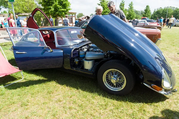 PAAREN IM GLIEN, ALEMANIA - 19 DE MAYO: El icónico coche deportivo británico Jaguar E-Type (alias Jaguar XK-E), producido por Jaguar Cars Ltd entre 1961 y 1974. Se vendieron más de 70.000 E-Types. "El oldtimer s —  Fotos de Stock