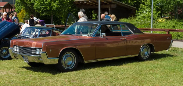 PAAREN im Glien, Tyskland-19 maj: de två-dörrars hardtop Lincoln Continental (1966), "den Oldtimer show" i Mafz, 19 maj 2013 i PAAREN im Glien, Tyskland — Stockfoto
