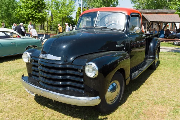 PAAREN IM GLIEN, ALEMANIA - 19 DE MAYO: Camioneta Chevrolet Advance Design, "The oldtimer show" en MAFZ, 19 de mayo de 2013 en Paaren im Glien, Alemania — Foto de Stock