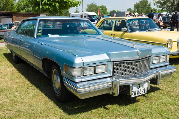 PAAREN IM GLIEN, ALEMANHA - 19 de maio: Cadillac Sedan de Ville, 1975, "The oldtimer show" em MAFZ, 19 de maio de 2013 em Paaren im Glien, Alemanha — Fotografia de Stock