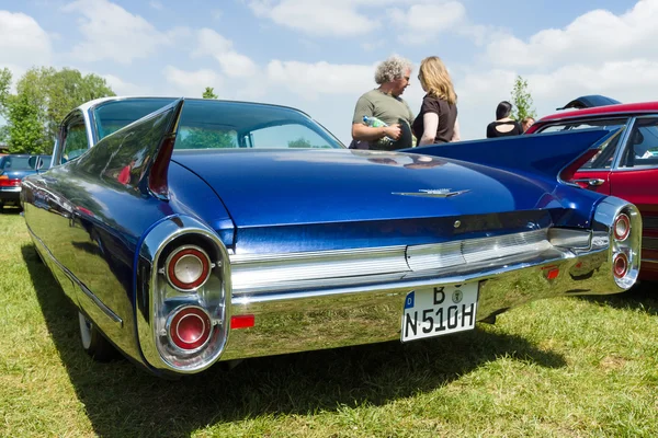 PAAREN IM GLIEN, ALEMANHA - 19 de maio: Cadillac Coupe De Ville, 1960, vista traseira, "The oldtimer show" em MAFZ, 19 de maio de 2013 em Paaren im Glien, Alemanha — Fotografia de Stock