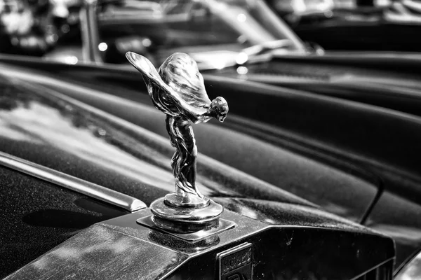 PAAREN IM GLIEN, ALEMANIA - 19 DE MAYO: El famoso emblema "Espíritu del Éxtasis" en un Rolls-Royce Corniche, blanco y negro, The oldtimer show in MAFZ, 19 de mayo de 2013 en Paaren im Glien, Alemania — Foto de Stock