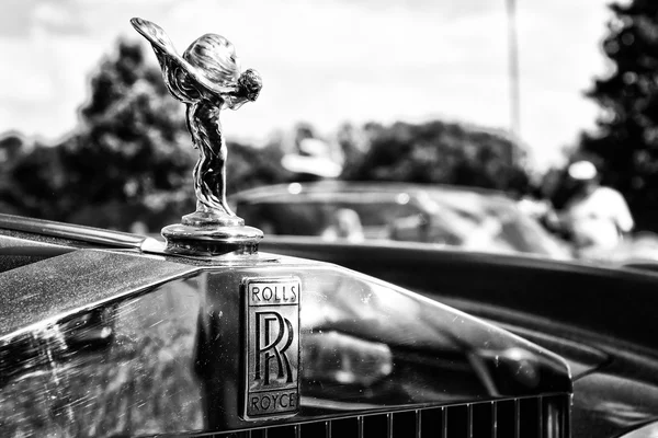 PAREN IM GLIEN, ALEMANHA - 19 DE MAIO: O famoso emblema "Spirit of Ecstasy" em um Rolls-Royce Corniche, preto e branco, The oldtimer show in MAFZ, 19 de maio de 2013 em Paaren im Glien, Alemanha — Fotografia de Stock