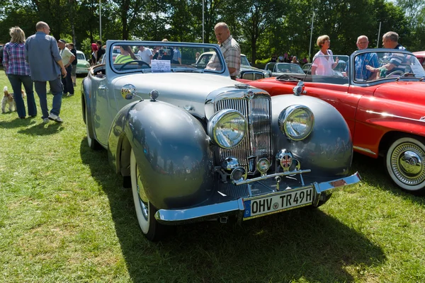 PAAREN im Glien, Tyskland-19 maj: Triumph Roadster var den första efterkrigstidens bil från Storbritanniens Triumph Motor Company, producerad från 1946 till 1948, "The Oldtimer show" i Mafz, 19 maj 2013 i PAAREN — Stockfoto