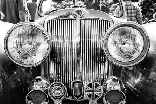 PAAREN IM GLIEN, ALEMANIA - 19 DE MAYO: Detalle del coche Triumph Roadster, blanco y negro, "The oldtimer show" en MAFZ, 19 de mayo de 2013 en Paaren im Glien, Alemania —  Fotos de Stock