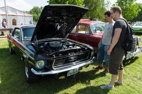 PAAREN IM GLIEN, ALLEMAGNE - 19 MAI : La Ford Mustang de deuxième génération est une voiture poney qui a été fabriquée par Ford Motor Company de 1973 à 1978, "The oldtimer show" à MAFZ, le 19 mai 2013 à Paare — Photo