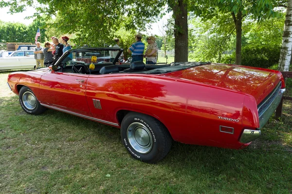 パレン・イム・グリエン、ドイツ - 5月19日:フォード・トリノは、1968年から1976年の間に北米市場向けにフォード・モーター社が生産した中間自動車で、Mのマフツで「オールドタイマーショー」を行いました。 — ストック写真