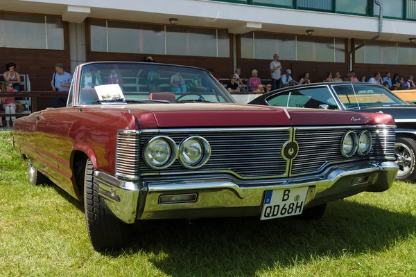 PAAREN im Glien, Tyskland-19 maj: den lyxbil Chrysler Imperial Crown, 1968, "den Oldtimer show" i Mafz, 19 maj, 2013 i PAAREN im Glien, Tyskland — Stockfoto