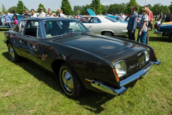 PAAREN IM GLIEN, ALLEMAGNE - 19 MAI : L'Avanti II est un coupé sportif basé au Studebaker Avanti produit par une série d'entrepreneurs, "The oldtimer show" à MAFZ, le 19 mai 2013 à Paaren im Glien, G — Photo