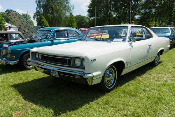 PAAREN IM GLIEN, GERMANY - MAY 19: The Rambler Rebel, 2-door hardtop, is an automobile that was produced by the American Motors Corporation (AMC) of Kenosha, Wisconsin, "The oldtimer show" in MAFZ, Ma — Stock Photo, Image