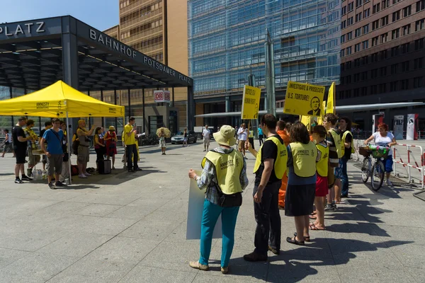 Amnesty International activists protest at Potsdamer Platz near the Ritz-Carlton, because of his state visit to Germany by US President Barack Obama — Stock Photo, Image