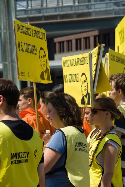 Amnesty International activists protest at Potsdamer Platz near the Ritz-Carlton, because of his state visit to Germany by US President Barack Obama — Stock Photo, Image