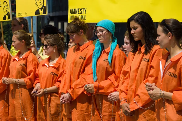 Gli attivisti di Amnesty International protestano a Potsdamer Platz vicino al Ritz-Carlton, a causa della sua visita di stato in Germania del presidente degli Stati Uniti Barack Obama — Foto Stock