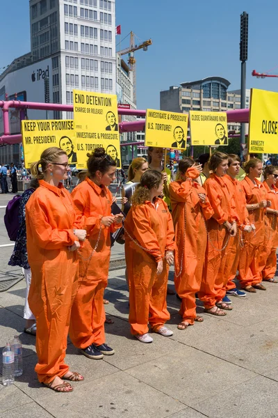 버락 오바마 미국 대통령의 독일 방문으로 인해 리츠칼튼 근처 포츠담 광장에서 국제 앰네스티 활동가들이 항의하고 있다. — 스톡 사진