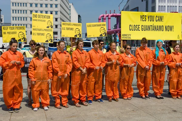 Gli attivisti di Amnesty International protestano contro Potsdamer Platz — Foto Stock