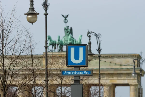 Stazione della metropolitana puntatore Brandenburger Tor (Porta di Brandeburgo) sullo sfondo del cancello. Berlino. Paesi Bassi — Foto Stock