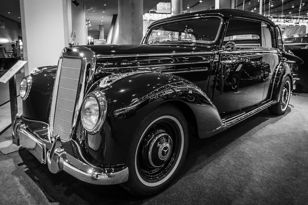 Full-size luxury car Mercedes-Benz 220 "Cabriolet B" (W187), 1953. — Stock Photo, Image