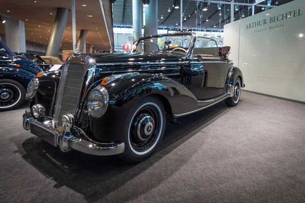 Luxe auto van volledige grootte Mercedes-Benz 220 "cabriolet A" (W187), 1952. — Stockfoto