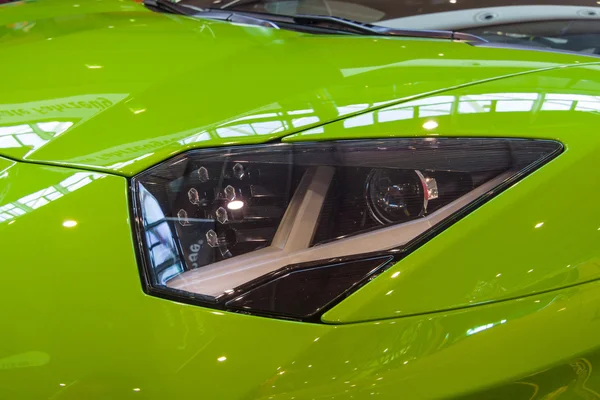 Farol do carro esportivo de motor médio Lamborghini Aventador LP 750-4 SuperVeloce, 2016 — Fotografia de Stock