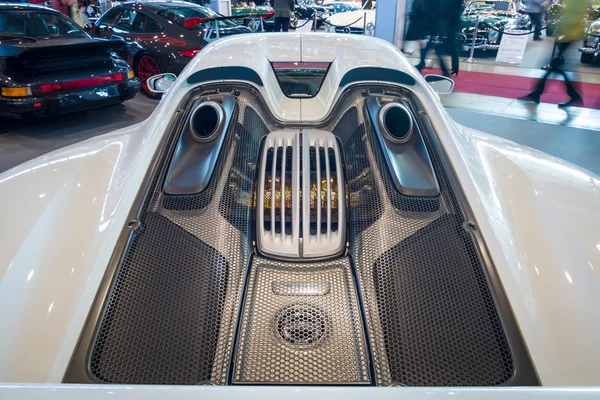 中置发动机插电式跑车保时捷 918 Spyder 的发动机舱，2015 年. — 图库照片