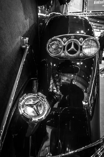 Задние ходовые огни полноразмерного люксового автомобиля Mercedes-Benz CLS D (W07), 1931 год — стоковое фото