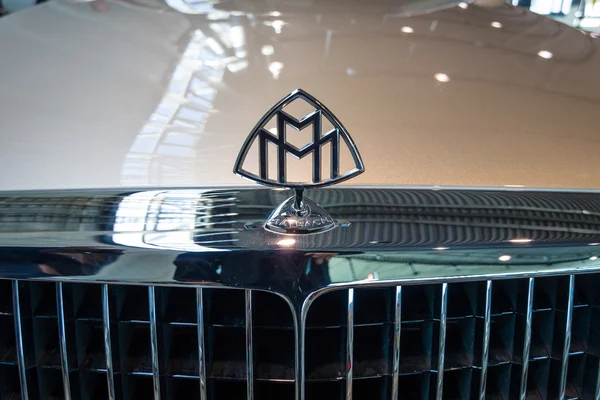 Hood ornament of full-size luxury car Maybach 57S, 2006. — Stock Photo, Image