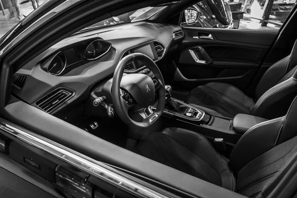 Cabine de carro compacto Peugeot 308 GTi, 2015 . — Fotografia de Stock