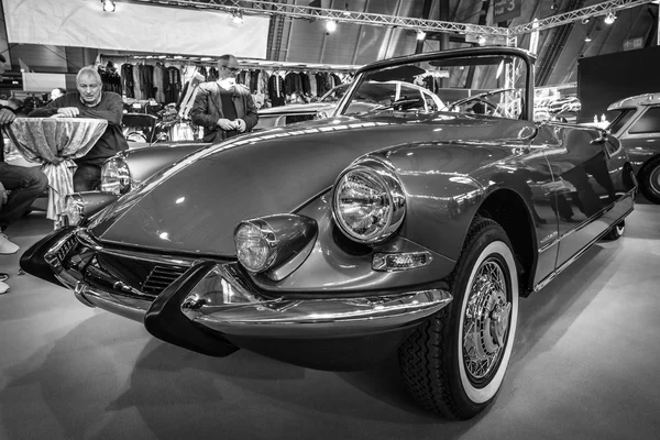 Luxusní automobil střední velikosti Citroen Ds21 kabriolet. — Stock fotografie