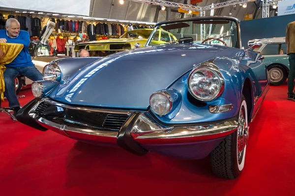 Luxusní automobil střední velikosti Citroen Ds21 kabriolet. — Stock fotografie