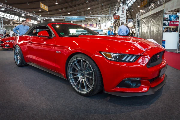 Pony coche Ford Mustang GT convertible (sexta generación), 2015 . — Foto de Stock